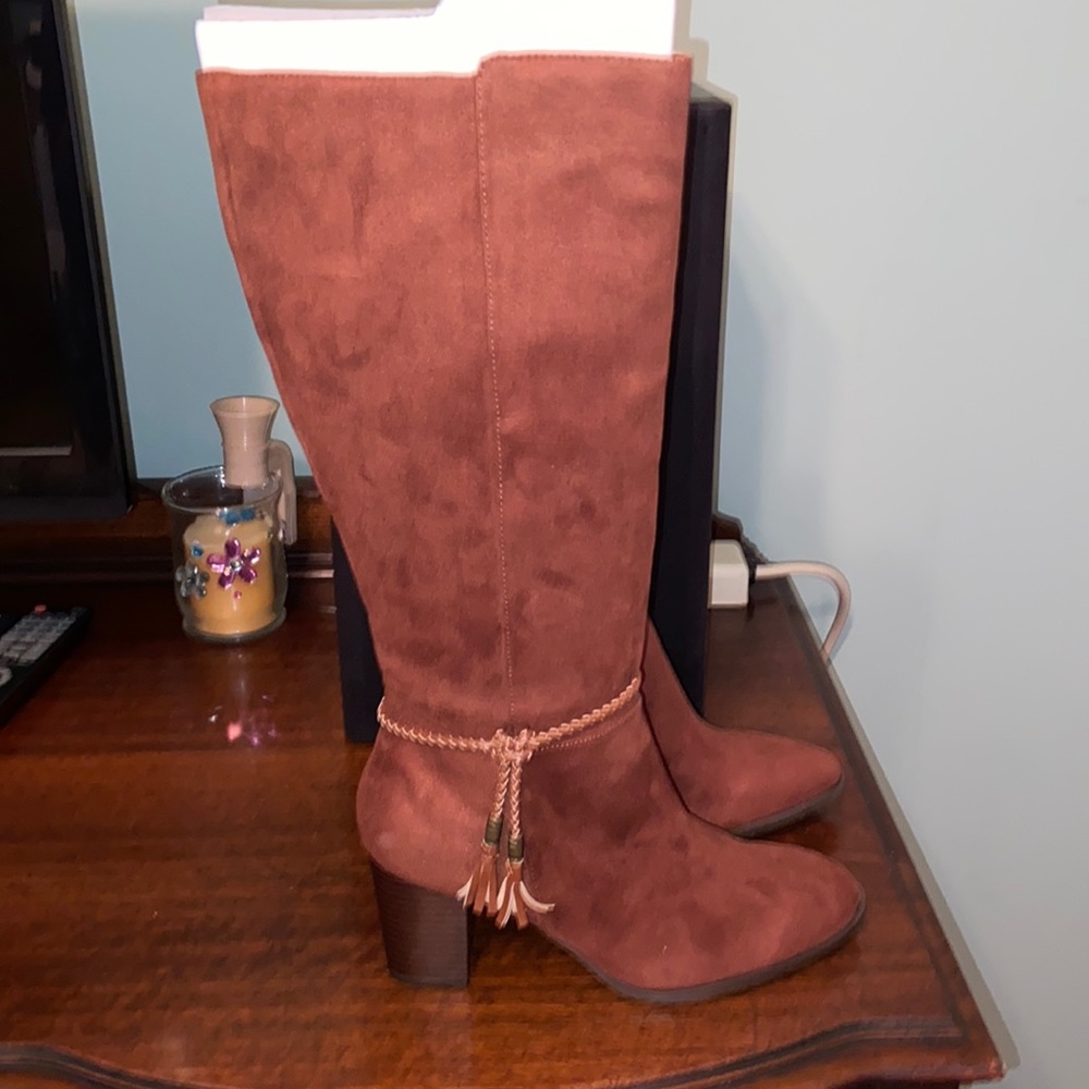 Never worn Aerosole heeled boots